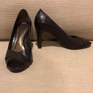 Sexy dark chocolate brown peep-toe pumps by Ann Taylor - sz 6